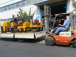 福瑞得機(jī)械4臺(tái)小型壓路機(jī)裝車發(fā)往河南。
